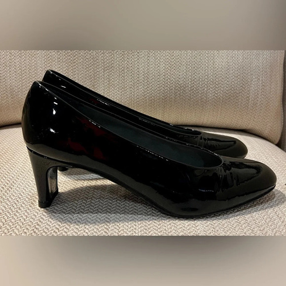 Stuart Weitzman size 8 1/2 M black patent leather heels - Picture 4 of 12